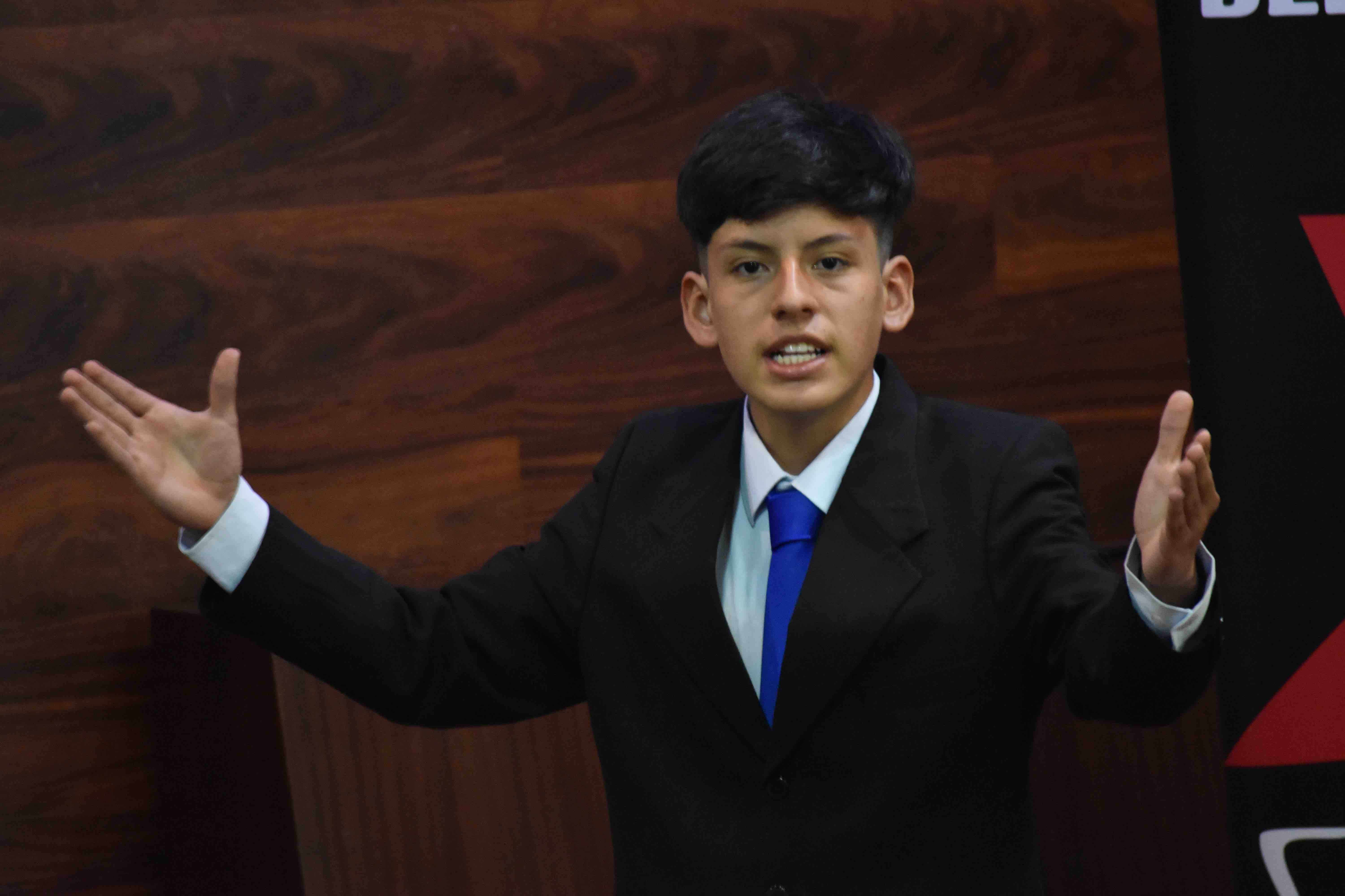 Oradora en el escenario