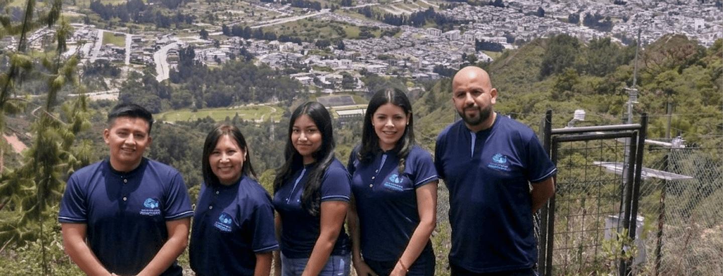 Foto del grupo de investigación en Hidroinformática de la UNL, con un paisaje montañoso de fondo y equipos de monitoreo
