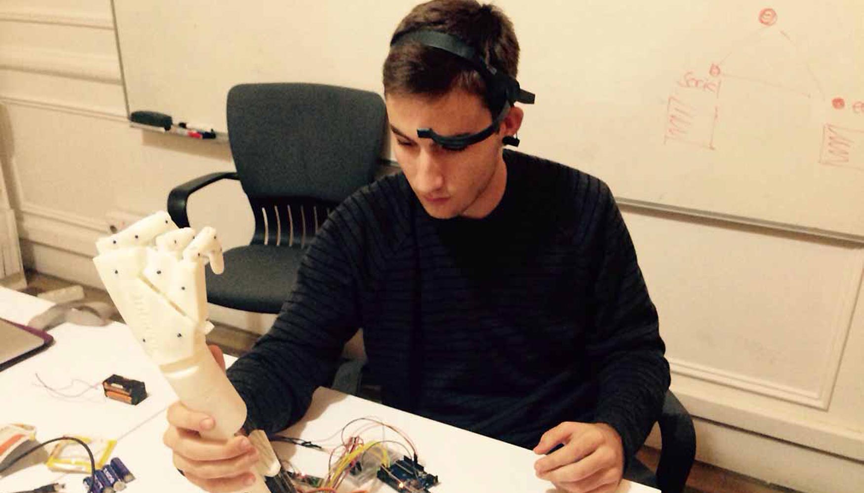 Diseño y construcción de una Prótesis Biónica de Mano de Bajo Costo, y control de su funciona-miento a través de señales de Electromiografía (EMG)