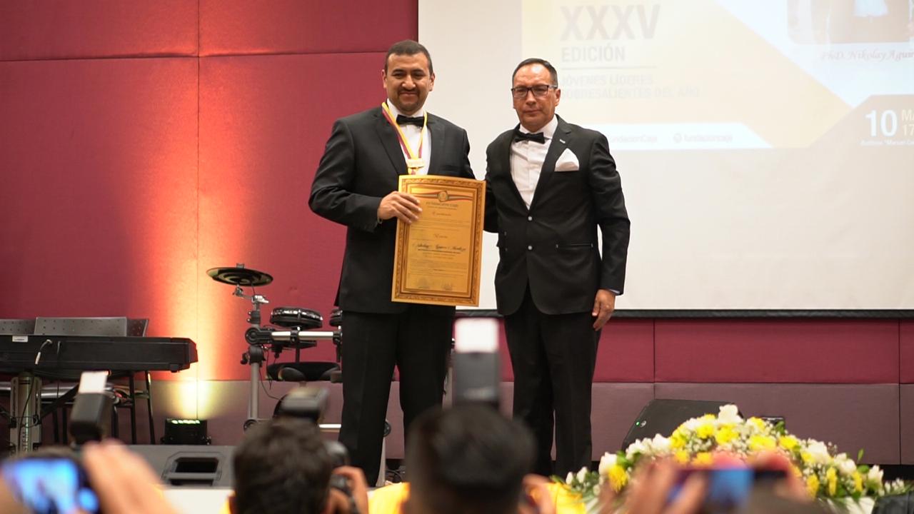 Dr. Nikolay Aguirre recibe “Orden Caballero de la Juventud 2020” 