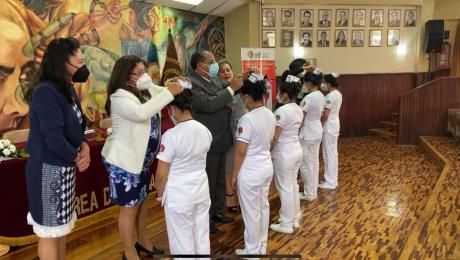 Con insignias estudiantes de enfermería de la UNL ingresan a internado 